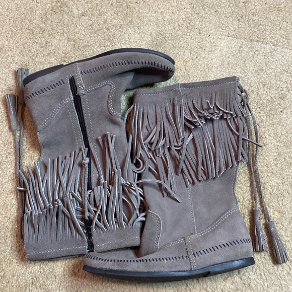 Minnetonka Grey 2-layered fringe Boots | Minnetonka | Minnetonka Boots | Boots | - Picture 2 of 8